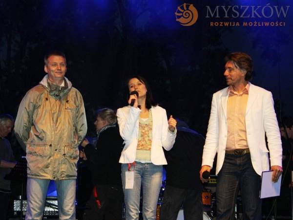 Zdjęcie: Burmistrz Myszkowa Włodzimierz Żak wraz z prowadzącymi Dni Myszkowa - Martą Kozińską i Bartkiem Osumkiem, fot. PK/UM
